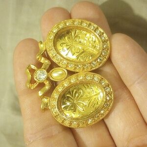 Joan Rivers, RARE 3D brooch, EUC